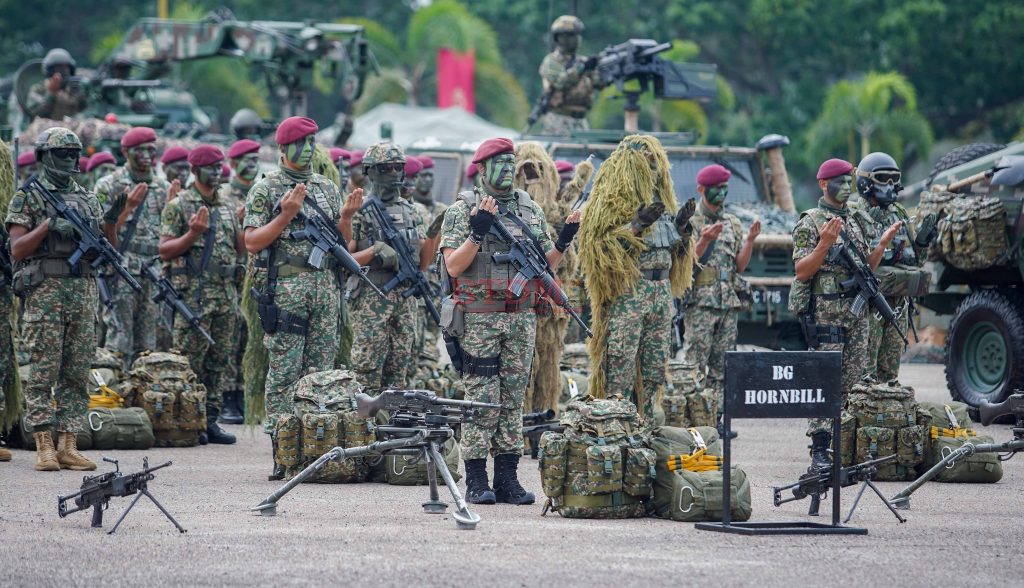 Beretta SMGs Out In The Wild - Malaysian Defence