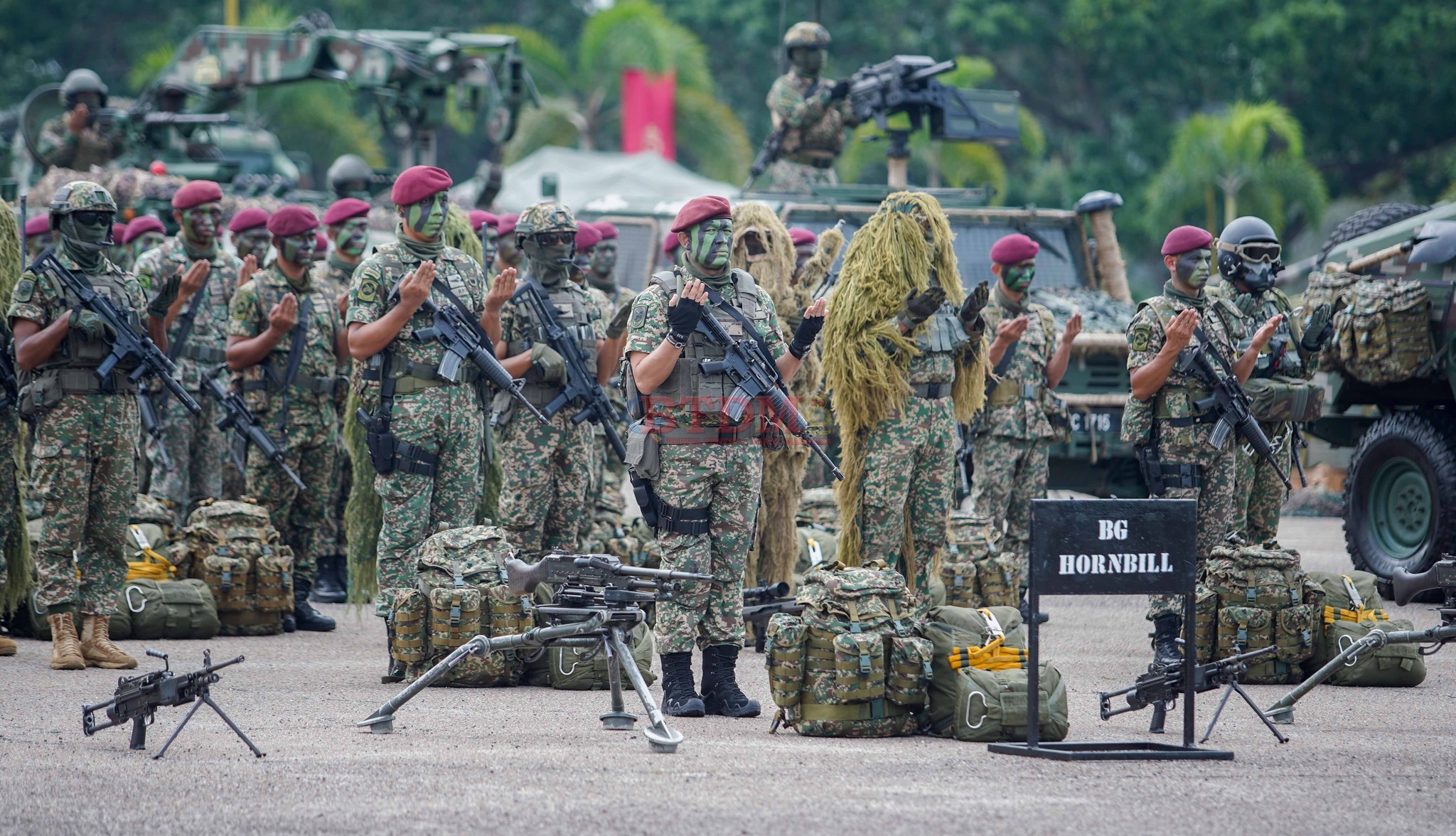 Beretta SMGs Out in The Wild - Malaysian Defence